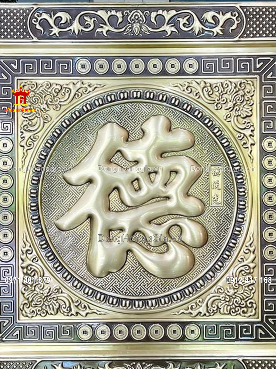 Từng đường nét trên bức tranh chữ đức được chạm khắc tỉ mỉ và tinh xảo